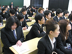 緊張して聞き入る学生たち・・・ん!黒田先生?