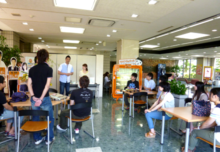 OHKロビーで、上岡元、神谷文乃両アナウンサーと懇談